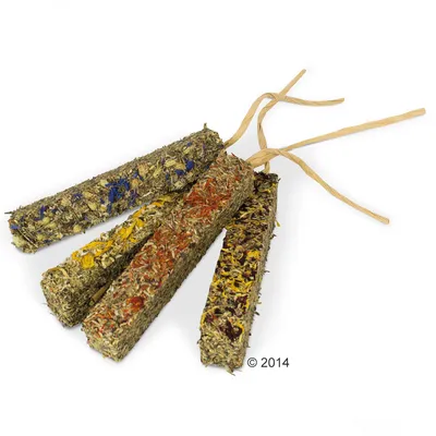 Vier Kräutersticks mit bunten Blüten und Gräsern, gebunden mit Naturbast. © 2014.