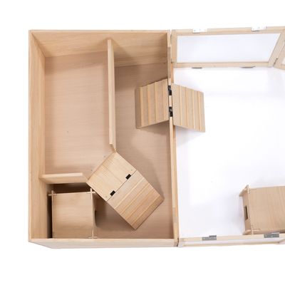 Drevený výbeh s viacerými oddeleniami, rampami a klapkami. Vhodný pre malé zvieratá. Pohľad zhora.