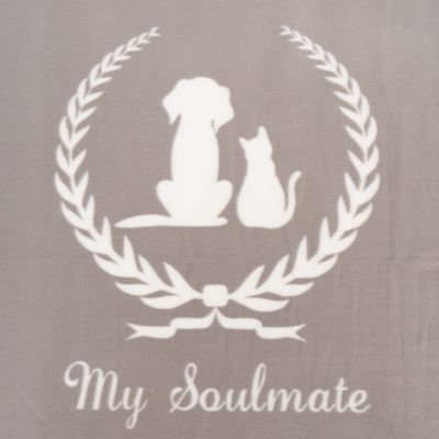 Coperta grigia con motivo bianco: cane e gatto in una corona d’alloro, sotto la scritta "My Soulmate".