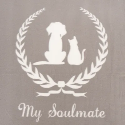 Grey blanket with white motif: dog and cat in a laurel wreath, below the inscription 'My Soulmate'.