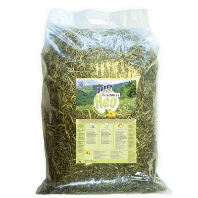 Sac de foin Bunny FrischGras Heu, 2 kg, emballage transparent avec étiquette visible et texte en allemand, contenant du foin pour petits animaux.