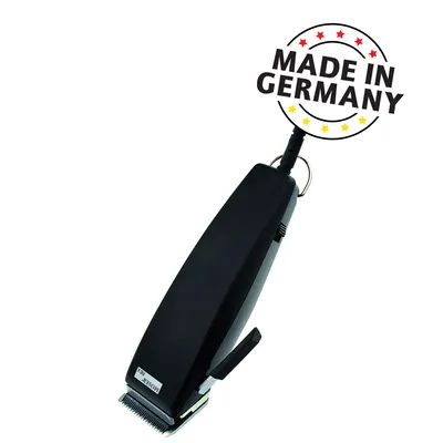 Sort elektrisk klippemaskine med synlig tekst: MOSER 1400. Øverst står teksten MADE IN GERMANY omgivet af røde og gule stjerner. Sort elektrisk klippemaskine med synlig tekst: MOSER 1400. Øverst står teksten MADE IN GERMANY omgivet af røde og gule stjerner.