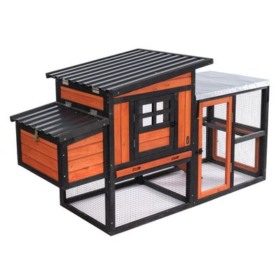 Poulailler en bois et métal avec toit incliné, porte grillagée, fenêtre à croisillons et espace extérieur protégé par grillage métallique. Toit partiellement recouvert d’une bâche grise.