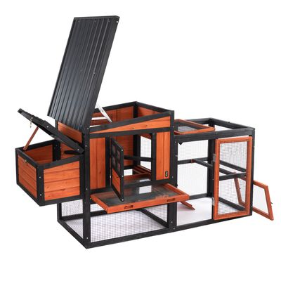 Recinto in legno con tetto nero, pareti a griglia e più porte. Sportelli integrati e cassetto estraibile per pulizia facile visibili.