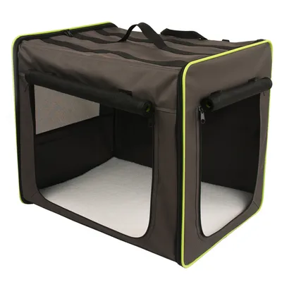 Transportní box z hnědé látky se žlutými okraji, dvě síťovaná okna a držadla. Uvnitř viditelná bílá podložka.