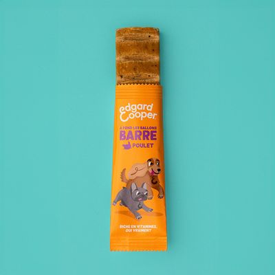 Edgard Cooper barre pour chien au poulet, riche en vitamines. Emballage orange avec illustration de deux chiens jouant.