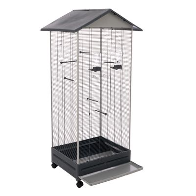Grande cage à oiseaux en métal avec toit, plusieurs perchoirs, deux mangeoires transparentes, tiroir amovible en bas et roulettes pour déplacement facile. Aucun oiseau visible.