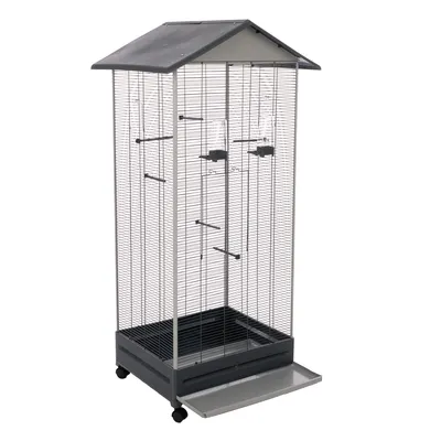 Grande cage à oiseaux en métal avec toit, plusieurs perchoirs, deux mangeoires transparentes, tiroir amovible en bas et roulettes pour déplacement facile. Aucun oiseau visible.