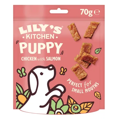 Embalagem Lily's Kitchen Puppy Chicken with Salmon, 70 g. Texto visível: Perfect for small mouths. Tiras de snack ilustradas na frente.