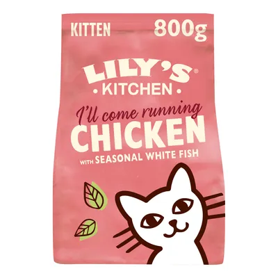 Lily's Kitchen nourriture pour chaton, 800g, saveur : poulet avec poisson blanc de saison. Emballage avec chat et feuilles.