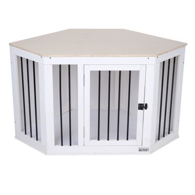 Parc hexagonal en bois blanc avec barreaux noirs et porte à loquet, marque Modern Living visible sur le coin inférieur droit.