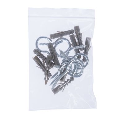 Комплект от винтови куки и дюбели в прозрачна опаковка, подходящ за закрепване.