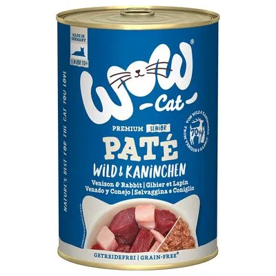 WOW Cat Premium Senior Paté Wild & Kaninchen, 70% vlees, graanvrij. Blik kattenvoer met afbeelding van vlees en paté op de verpakking. Tekst in meerdere talen zichtbaar. WOW Cat Premium Senior Paté Wild & Kaninchen, 70% vlees, graanvrij. Blik kattenvoer met afbeelding van vlees en paté op de verpakking. Tekst in meerdere talen zichtbaar.