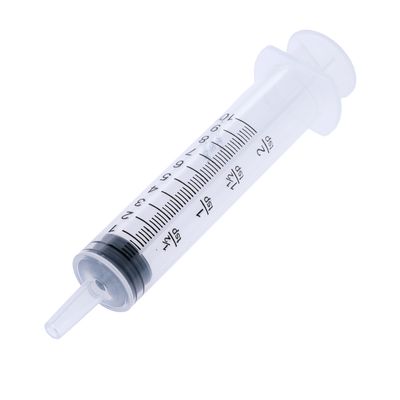 Průhledná stříkačka se stupnicí od 1 do 10 ml, vhodná pro přesné dávkování tekutin.