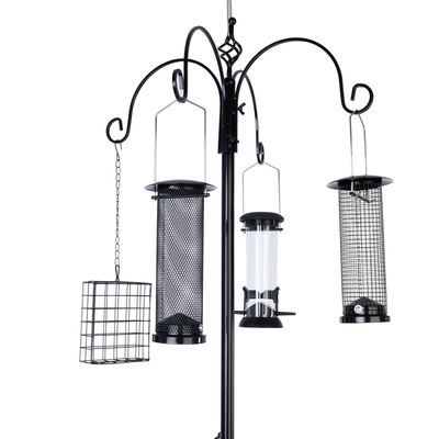 Supporto in metallo nero con quattro diversi distributori di mangime per uccelli: cestello a griglia, distributore a rete, distributore trasparente e cilindro a griglia.
