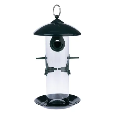 Transparenter Vogelfutterspender mit schwarzem Dach, zwei Sitzstangen und Auffangschale. Geeignet zum Aufhängen im Garten oder auf dem Balkon.