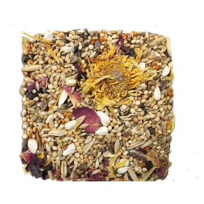 Mischung aus verschiedenen Samen, Körnern und getrockneten Blüten, darunter Sonnenblumenkerne, Hirse und Ringelblume.