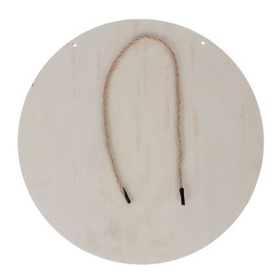 Okrúhla drevená doska s dvoma otvormi a pripevneným jutovým špagátom, vhodná na tvorivé alebo dekoračné účely.