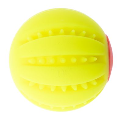 Balle jaune en caoutchouc avec picots et rainures visibles, détail d’une extrémité rouge sur le côté droit.