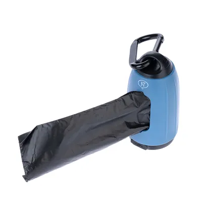 Distributeur bleu de sacs noirs avec mousqueton, marque NT visible sur le dessus. Un sac est partiellement sorti du distributeur.