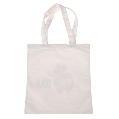 Biela látková taška s dvoma držadlami a nenápadným motívom psa, čiastočne viditeľná.