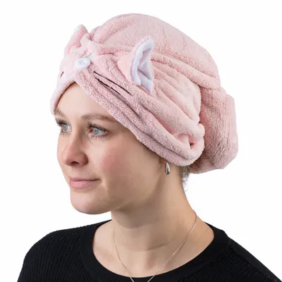 Roze handdoekturban van zachte stof met knoopsluiting en decoratieve oren. Roze handdoekturban van zachte stof met knoopsluiting en decoratieve oren.