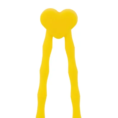 Gelbes Spielzeug aus Kunststoff in Herzform mit zwei länglichen Griffen.