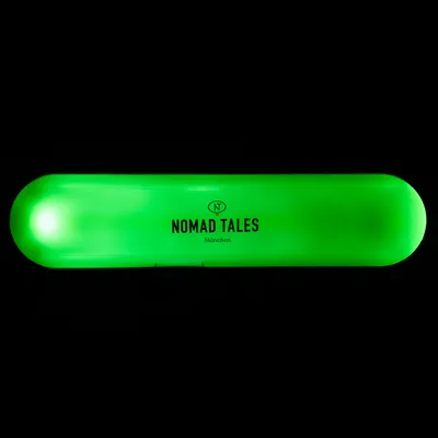 Nomad Tales München. Grünes Produkt mit Logo und Schriftzug sichtbar.