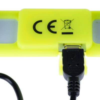 Dispozitiv galben cu marcaj CE și simbol pentru echipamente electrice uzate. Cablu USB conectat.