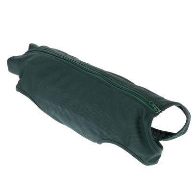 Chaqueta verde para perro con cremallera y asa, de material transpirable.
