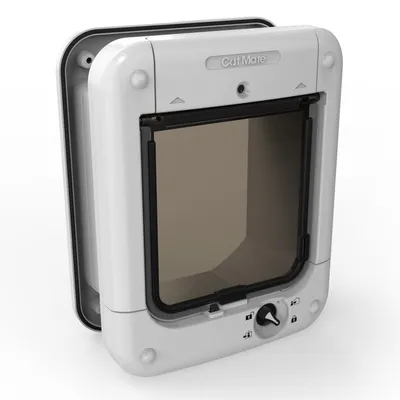 Cat Mate mačja vrata s bijelim okvirom, prozirnim vratima i okretnom tipkom za opcije zaključavanja.