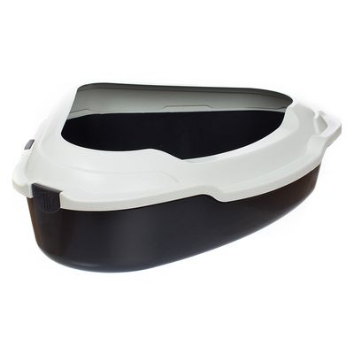 Trikotna mačja straniščna školjka iz črne in bele plastike z dvignjenim robom, primerna za postavitev v kot prostora. Vidni detajli zapiranja na robu.