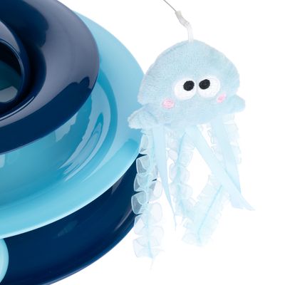 Blaues Spielzeug in Quallenform mit Plüschkörper und durchsichtigen Bändern, befestigt an einem blauen interaktiven Spielgerät.