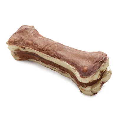 Osso de mastigar para cão, material visível: pele prensada, formato de osso, cor castanha e bege, sem marca ou texto visível. Osso de mastigar para cão, material visível: pele prensada, formato de osso, cor castanha e bege, sem marca ou texto visível.