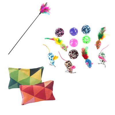 Lot de jouets pour chat comprenant baguette à plume, balles colorées, souris en tissu et coussins multicolores. Symbole de réduction blanche sur fond rouge visible en haut à droite.