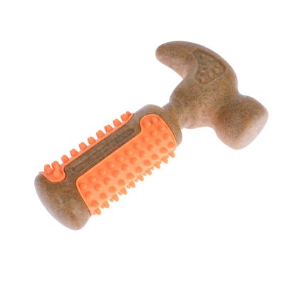 Hammarliknande hundleksak av brunt material med orange noppor för tuggande och tandrengöring.