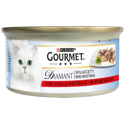 Purina Gourmet Diamant мини филенца с естествено телешко месо. Изображение на бяла котка и сервирани месни парчета.