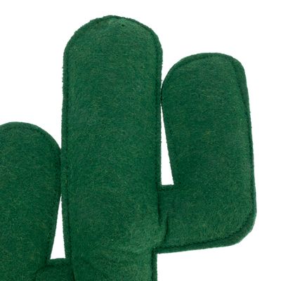 Jouet en forme de cactus vert, matière textile rembourrée visible, sans marque ni texte apparent.