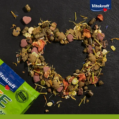 Vitakraft Nature produkt med naturliga ingredienser, hjärta av foderbitar. Certifikat: Made in Germany, naturlig kvalitet.