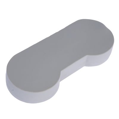 Sivý predmet v tvare kosti z plastu, vhodný na rôzne použitie.