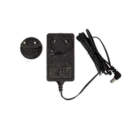 Zasilacz sieciowy z odłączaną końcówką wtyczki EU i kablem, nadrukowane dane techniczne.