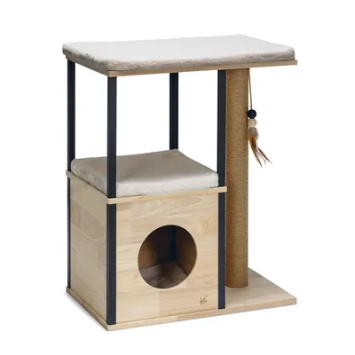 Kratzbaum aus Holz mit Höhle, zwei Liegeflächen mit Polsterung und Sisal-Kratzsäule. Integriertes Spielzeug mit Federn und Kugeln.