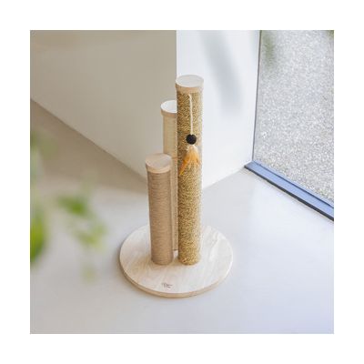 Krabpaal met drie sisal palen van verschillende hoogtes op ronde houten basis, inclusief speelgoed met veer en bal.