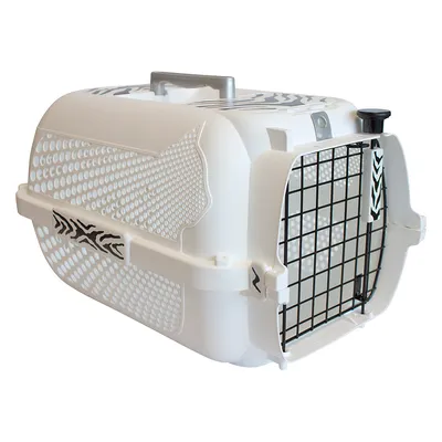 Draagbare transportbox van wit plastic met handvat en metalen traliedeur, geschikt voor het vervoeren van kleine huisdieren. Zichtbare ventilatiegaten aan de zijkanten.