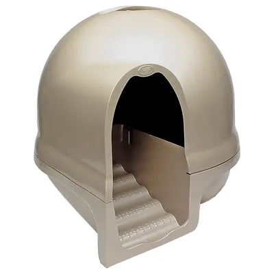 Toilette per gatti in plastica beige a forma di cupola con ingresso frontale e scalini interni visibili. Toilette per gatti in plastica beige a forma di cupola con ingresso frontale e scalini interni visibili.