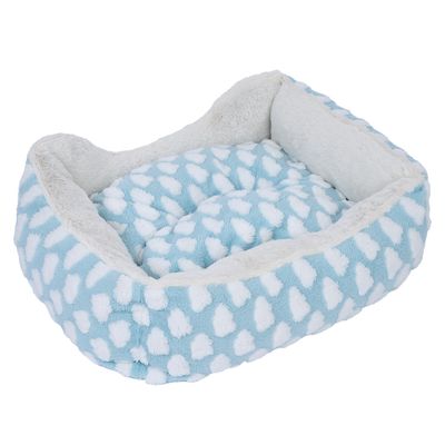Prostokątne, jasnoniebieskie legowisko dla zwierząt z białym wzorem chmur i miękkim, puszystym wnętrzem.