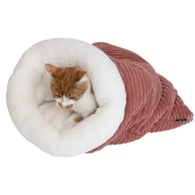 Chat roux et blanc allongé dans un tunnel ou sac de couchage en tissu rose à intérieur blanc, texture côtelée visible. Étiquette noire sur le côté du produit.
