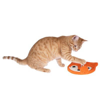 Getigerte Katze spielt mit orangefarbenem Katzenspielzeug in Form eines Fuchskopfes mit befestigtem Ball.