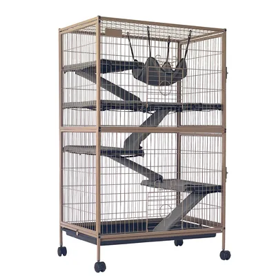 Grande cage en métal sur roulettes avec plusieurs étages, rampes et un hamac suspendu au sommet. Plateau amovible visible en bas pour le nettoyage.