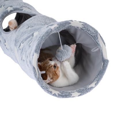 Grå lektunnel med stjärnmönster, inuti en katt som leker med en hängande plyschboll. Tunneln har sidoutgångar.
